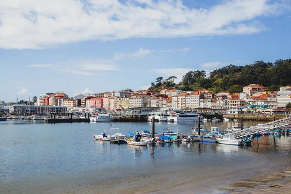 Bateaux à moteur dans la baie, vue sur la belle ville, ensoleillé Espagne, l'océan Atlantique, belle vue — Photo