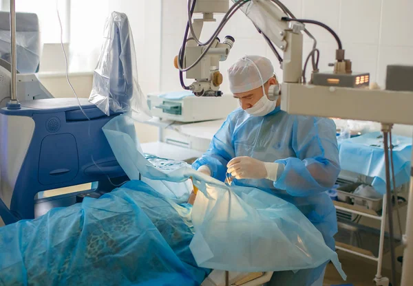 Doktor-göz doktoru ameliyathanede ameliyat, göz ile hassas çalışma, göz cerrahisi yapar