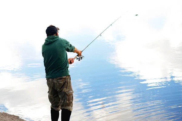 Взрослый Мужчина Профессиональная Рыбалка Озере Облачную Погоду Открытый Отдых Свежий — стоковое фото