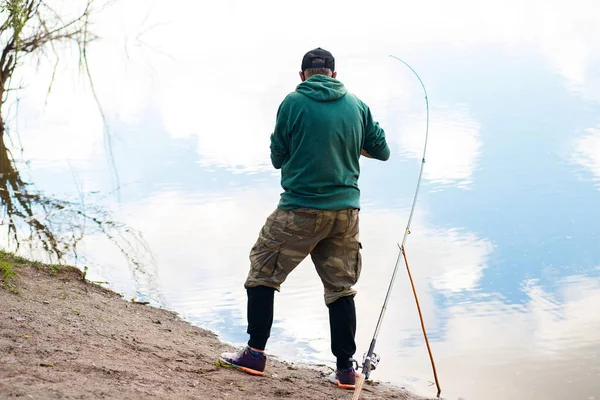 Взрослый Мужчина Профессиональная Рыбалка Озере Облачную Погоду Открытый Отдых Свежий — стоковое фото