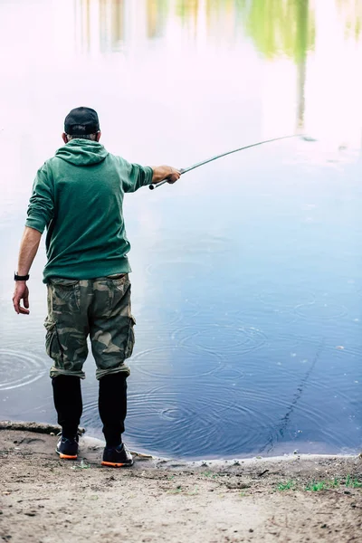 Homem Adulto Pesca Profissional Lago Tempo Nublado Recreação Livre Fresco — Fotografia de Stock