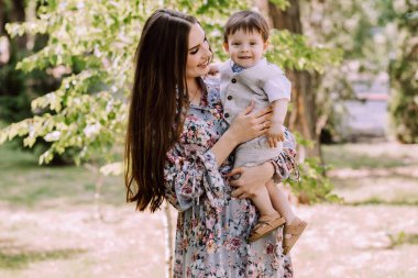 Anne kucağında bir yaşında bir oğul, güzel bir akşam ışığı, parkta yürüyüş için şık bir aile, bir yaz günü kocasını ve babasını bekliyor, anne ile oğul arasındaki ilişki...