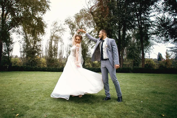 Esküvő Pár Sétál Parkban Tánc Menyasszony Forog Vőlegény Stílusosan Öltözött — Stock Fotó