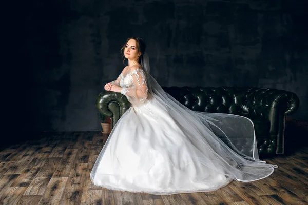Braut Weißen Kleid Auf Einem Sofa Sitzend Hochzeitstag Schöne Innenausstattung — Stockfoto