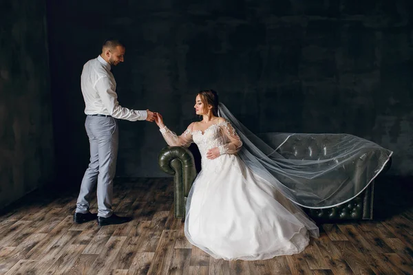 Bruden Och Brudgummen Poserar För Fotografen Fotostudio Flickan Ligger Soffan — Stockfoto