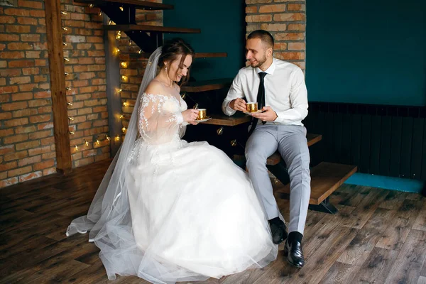 Menyasszony Vőlegény Egy Kávézóban Kávét Iszik Mosolyog Élvezi Finom Italt — Stock Fotó