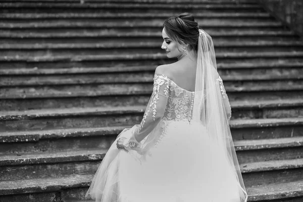 Braut Weißen Hochzeitskleid Rückseite Hochzeitstag Ein Schönes Junges Mädchen Heiratet — Stockfoto