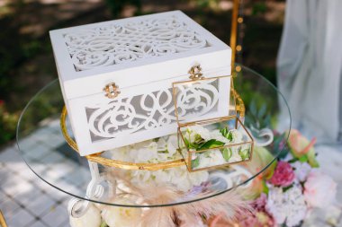 Düğün töreni, masa ve dekorasyon, nişan yüzükleri için kutu, ve tebrikler, taze çiçekler, metin için yer, üst manzara