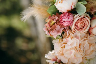 Çiçeklerin ve tüylerin güzel dekoru, düğün süslemeleri, yazı yazlık atmosfer, dikey fotoğraf, güzel arka plan ve renkler