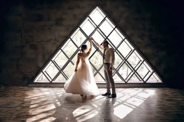 Novia Novio Están Bailando Fondo Una Ventana Triangular Los Recién —  Fotos de Stock