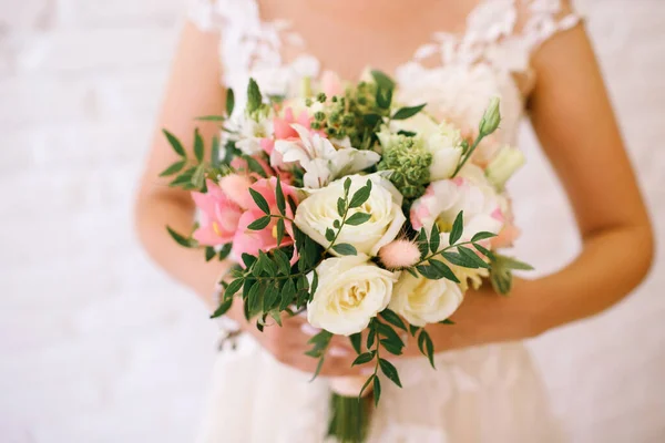 婚纱花束在新娘手中的特写 白玫瑰和粉红玫瑰 横向照片 白色婚纱 发短信的地方 结婚日 — 图库照片