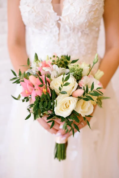 婚礼花束手中的新娘特写 白玫瑰和粉红玫瑰 垂直的照片 白色婚纱 发短信的地方 结婚的日子 漂亮的女孩 — 图库照片