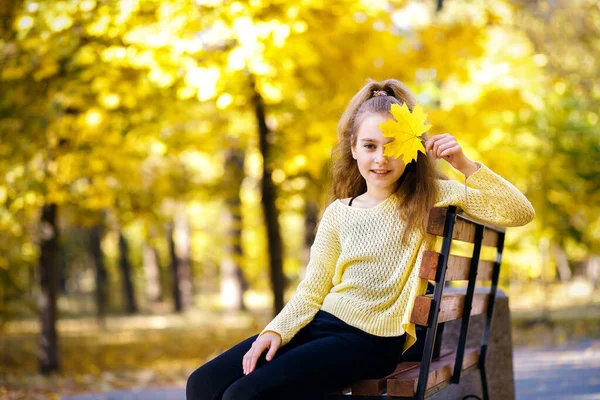 Ragazza Seduta Una Panchina Parco Autunnale Indossa Maglione Giallo Autunno — Foto Stock