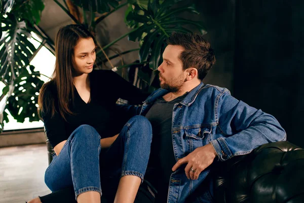 Ein Mann Sitzt Mit Seiner Frau Auf Einem Sofa Liebende — Stockfoto