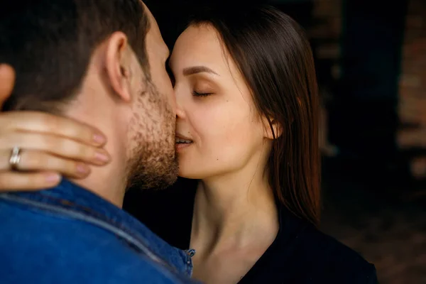 Bir kadın erkeğini öper, nazik bir kucaklama, bir eş kocasına dudaklarıyla dokunur, mesaj için boş alan, bir erkekle bir kız arasındaki aşk ilişkileri, ev ortamı.