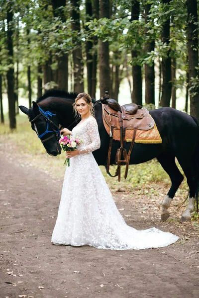 Bela Noiva Vestido Noiva Branco Fica Perto Cavalo Preto Foto — Fotografia de Stock