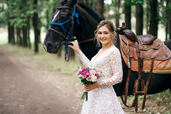 Bela Noiva Vestido Noiva Branco Fica Perto Cavalo Preto Lugar — Fotografia de Stock