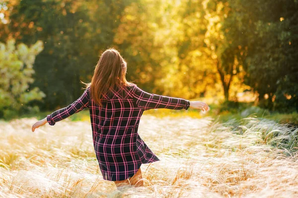 Красивая Молодая Брюнетка Гуляет Парку Девушка Веселится Наслаждается Красивым Закатом — стоковое фото