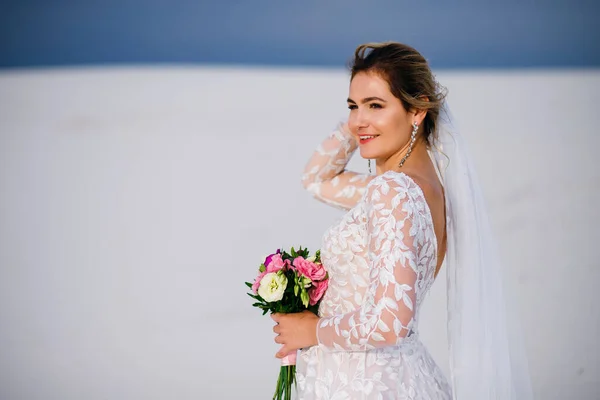 Retrato Noiva Com Buquê Casamento Deserto Bela Mulher Loira Vestido — Fotografia de Stock