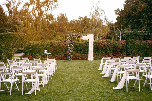Свадебная Церемония Красивая Свадебная Арка Украшена Цветами Белые Стулья Гостей — стоковое фото