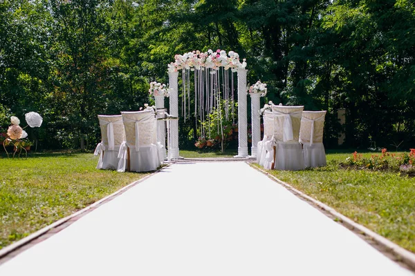 婚礼当天 婚礼的白色拱门和绿树成荫的椅子矗立在绿茵的草坪上 新郎和新娘即将获释 有空余的文字空间 阳光灿烂 — 图库照片