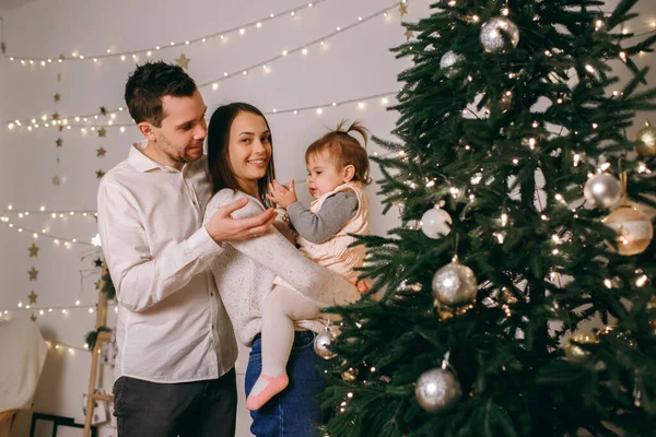 Mamma Pappa Och Lilla Dotter Har Roligt Nära Granen Med — Stockfoto