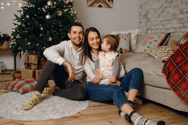 Glad Familj Nyårsafton Tillbringar Tid Hemma Man Och Kvinna Sitter — Stockfoto