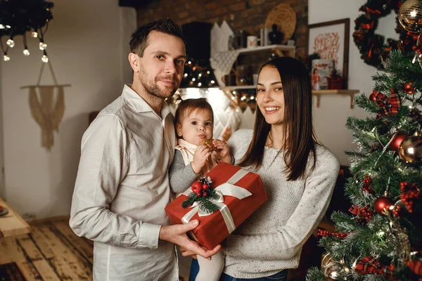 Mamma Och Pappa Håller Dotter Sina Armar Familj Står Nära — Stockfoto