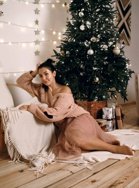 Junge Schöne Frau Der Nähe Eines Eleganten Weihnachtsbaums Mit Geschenken — Stockfoto