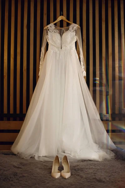 Белое Свадебное Платье Туфли Висят Над Кроватью Утро Невесты Номере — стоковое фото