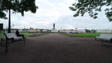 Bronz atlı anıt bulutlar hava manzaralı güneşli bir yaz aylarında. Anıt, Saint-Petersburg, drone ile çekim. Anıt St. Petersburg, Rusya'nın Ben Peter için. Binici at sırtında. Anıt arkadan vurmak.