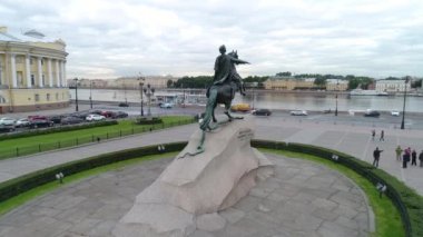 Bronz atlı anıt bulutlar hava manzaralı güneşli bir yaz aylarında. Drone ile anıt St. Petersburg. Anıt St. Petersburg, Rusya'nın Ben Peter için. Binici at sırtında. Saat yönünün tersi taraftan heykeli etrafında uçan.