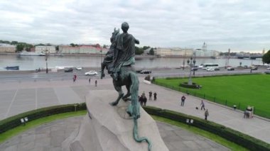 Bronz atlı anıt bulutlar hava manzaralı güneşli bir yaz aylarında. Drone ile anıt St. Petersburg. Anıt St. Petersburg, Rusya'nın Ben Peter için. Binici at sırtında. 