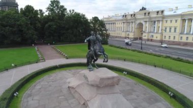 Bronz atlı anıt bulutlar hava manzaralı güneşli bir yaz aylarında. Drone ile anıt St. Petersburg. Anıt St. Petersburg, Rusya'nın Ben Peter için. Binici at sırtında. 