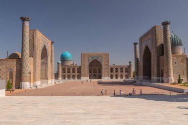 Registan Meydanı eski madrasahs ile. Özbekistan şehir Semerkant. Orta Asya'da antik kentinde güneşli yaz günü. Minare ve madrasahs Semerkant'a meydanında.
