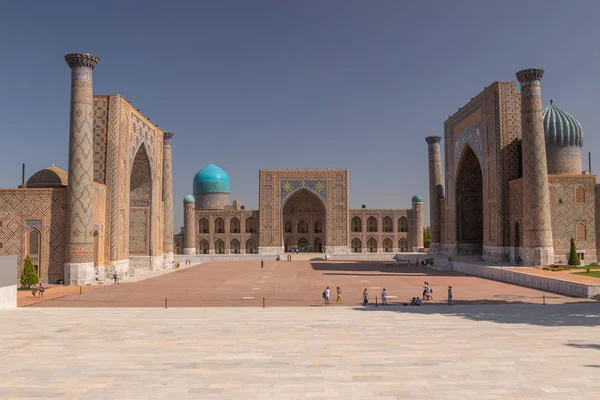 Registan Meydanı eski madrasahs ile. Özbekistan şehir Semerkant. Orta Asya'da antik kentinde güneşli yaz günü. Minare ve madrasahs Semerkant'a meydanında.