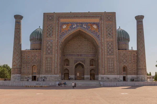 Sher-Dor madrassah Semerkant'a Registan Meydanı. Özbekistan alan eski medrese ile. Orta Asya'daki eski bir şehirde güneşli yaz gün.