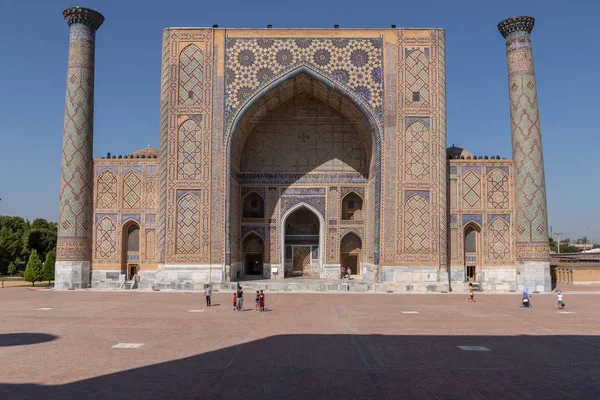Ulugh Beg medrese Semerkant'a Registan Meydanı. Özbekistan alan eski medrese ile. Orta Asya'da antik kentinde güneşli yaz günü. Orta Asya'daki eski eğitim kurumu.