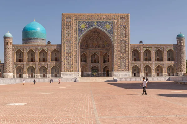 Tillya-Kori medrese Semerkant'a Registan Meydanı. Özbekistan alan eski medrese ile. Orta Asya'daki eski bir şehirde güneşli yaz gün.