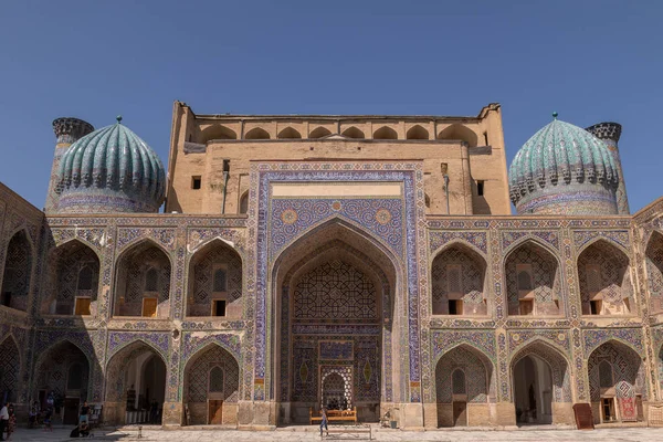 Avludan medrese Sher-Dor görünümü. Medrese avluda. Registan Meydanı Semerkant'a medrese içinde. Eski medrese Özbekistan'a. Orta Asya'daki eski bir şehirde güneşli yaz gün.