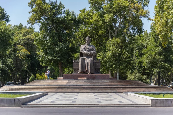 Anıt, Amir Timur Semerkant'a Özbekistan'a. Tamerlane anıt bakış. Orta Asya'da bir Antik anıt Meydanı. Özbekistan Semerkant'a Amir Timur anıt bakan güneşli yaz gün.