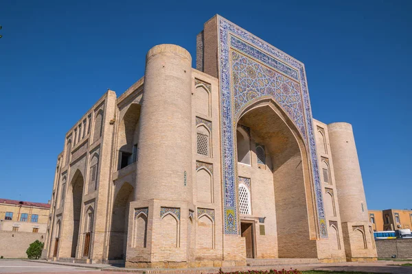 Divanbegi Khanaka Nadir 'inin aşağıdan görünüşü. Özbekistan, Buhara 'daki eski bir binanın manzarası. Nodir Devonbegi xonaqohi, Orta Asya 'da güneşli bir yaz gününde. Khanqah 'ın ana manzarası..