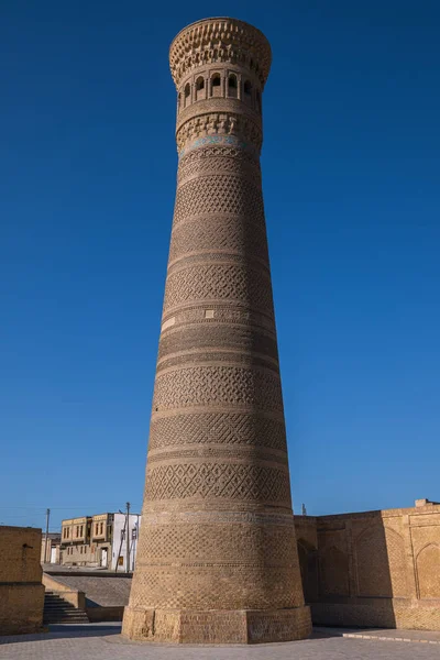 Kalon 'un büyük minaresi. Aşağıdan insanlar görmüyor. Orta Asya 'da eski bir bina. Buhara Özbekistan 'da büyük bir minare. Orta Asya 'da yaz güneşli bir gün.