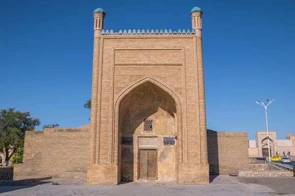 Buhara Özbekistan 'daki Magoki-Atari camii. Poi-Kalyan 'ın yanındaki eski bina. Güneşli bir günde Orta Asya 'da bir cami.