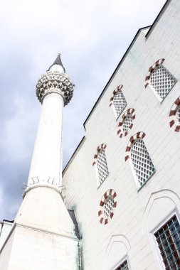 Dışarıdaki Türk camii. Uzun bir minare. Bulutlu bir gün