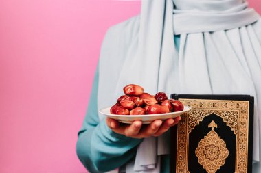 Fularlı Müslüman kız Kuran ve tarihler saklar