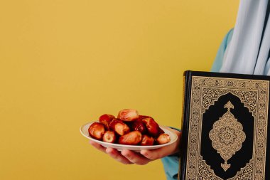 Fularlı Müslüman kız Kuran ve tarihler saklar