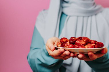 Eşarplı Müslüman kız tarihleri tutar