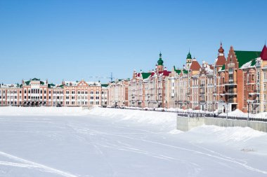 Rusya 'nın Yoshkar-Ola kentindeki rıhtım evleri. Kış karı. Yoshkar-Ola şehrinin manzarası. Renkli evler.