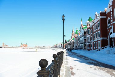 Rusya 'nın Yoshkar-Ola kentindeki rıhtım evleri. Kış karı. Yoshkar-Ola şehrinin manzarası. Renkli evler.